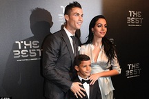 Bạn gái bế bụng bầu đi sự kiện cùng Ronaldo