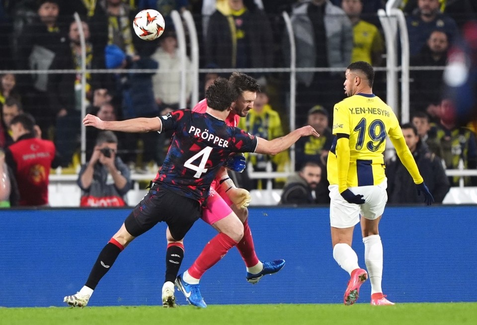 무리뉴 감독이 참패를 당한 날, 선수는 팀 동료에게 끔찍하게 쓰러졌습니다. - 2 Cầu thủ bị đồng đội hạ knock-out ghê rợn trong ngày HLV Mourinho thảm bại - 2