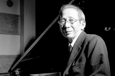 Nhạc sĩ Nguyễn Ánh tự đàn trong đêm nhạc riêng