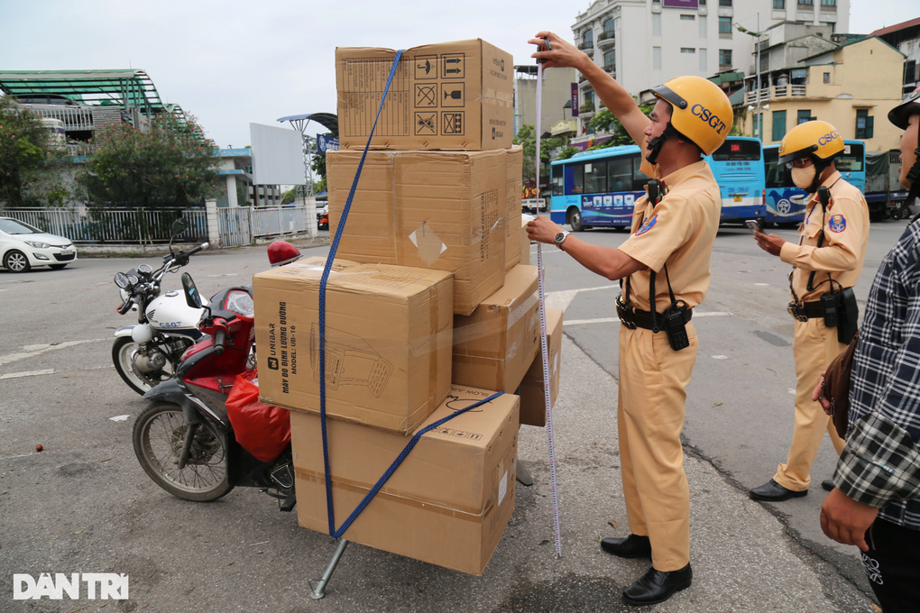 CSGT xử lý hàng loạt xe máy chở hàng cồng kềnh trên phố Hà Nội - 3 CSGT xử lý hàng loạt xe máy chở hàng cồng kềnh trên phố Hà Nội - 3