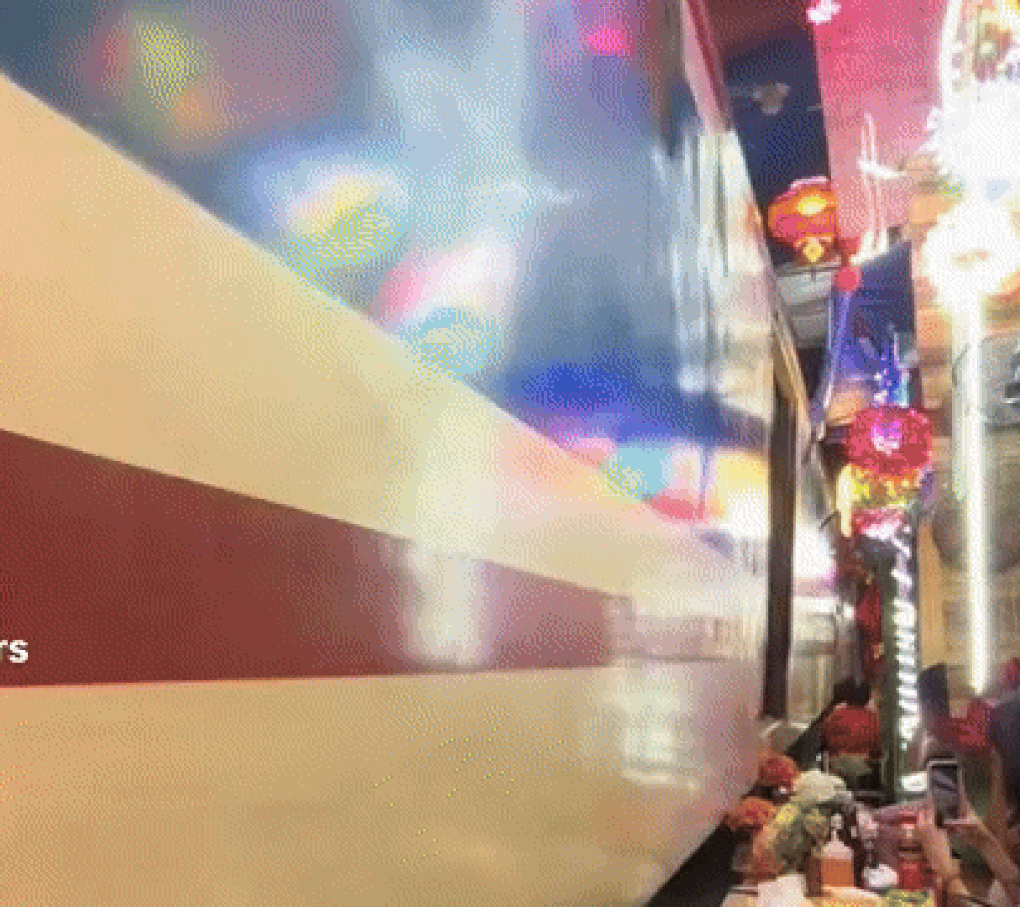Western tourists were scared when the train knocked over tables and chairs on Hanoi's train street - 1 Khách Tây hú vía khi đoàn tàu hất văng bàn ghế ở phố đường tàu Hà Nội - 1