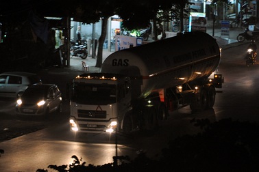 Đột nhập bãi “rút ruột” xăng, dầu, gas trắng trợn ở Hải Dương