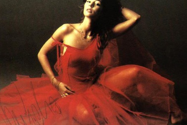 Nữ hoàng nhạc pop Sandra - huyền thoại gợi cảm một thời