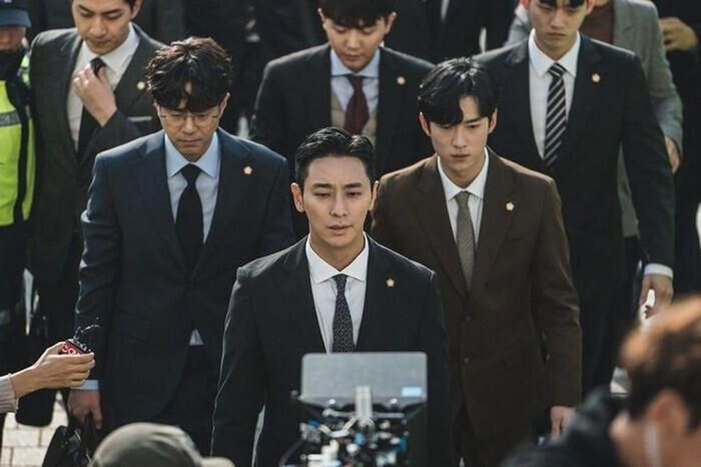 Tài tử Joo Ji Hoon và đoàn làm phim Quý ông bị ong vò vẽ tấn công - 1 Tài tử Joo Ji Hoon và đoàn làm phim Quý ông bị ong vò vẽ tấn công - 1