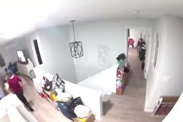 Ngồi trong nhà vẫn suýt chết khi suýt bị đá từ trên núi lăn vào đè trúng