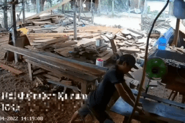 Chủ quan khi xẻ gỗ, thợ mộc quằn quại ôm bụng kêu cứu