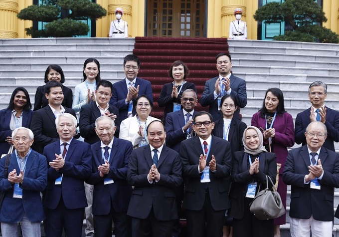Chủ tịch nước Nguyễn Xuân Phúc với các đại biểu. (Ảnh: TTXVN).

