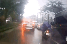 Người đi xe máy trượt ngã vào gầm ô tô cực nguy hiểm sau một cú phanh gấp