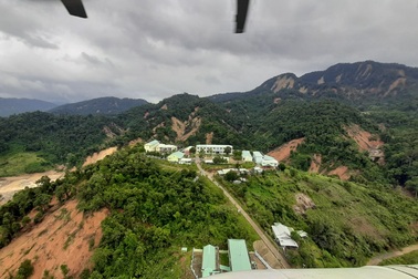 Sạt lở ở Phước Sơn: Trực thăng thả chuyến hàng đầu tiên xuống vùng cô lập