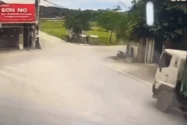 Xe ben đâm sầm vào xe chở rác đang phóng nhanh qua giao lộ