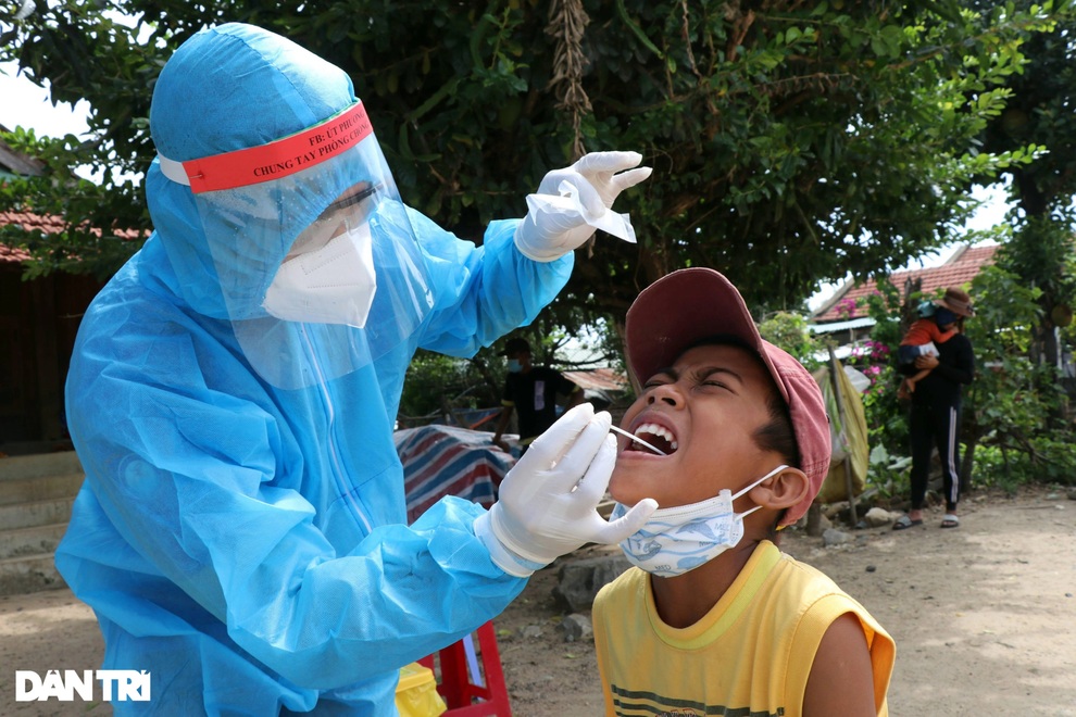 Chống giặc Covid-19 ở làng đồng bào Ê Đê - 2