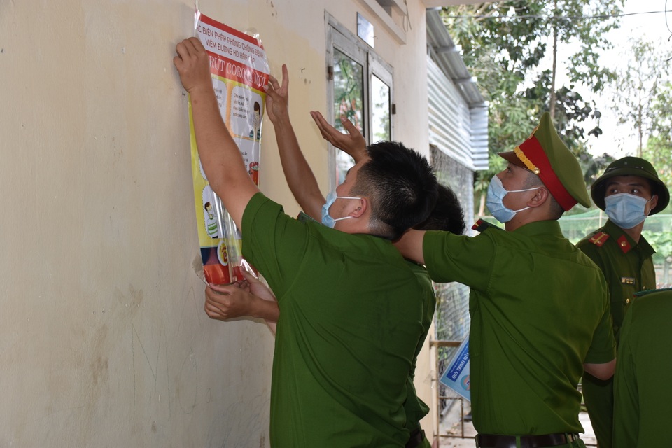 Cán bộ, chiến sỹ công an giúp bà con đồng bào số phòng, chống dịch Covid-19 - 1 Cán bộ, chiến sỹ công an giúp bà con đồng bào số phòng, chống dịch Covid-19 - 1
