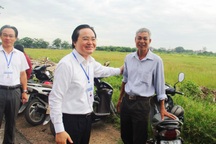 Bộ trưởng Phùng Xuân Nhạ thị sát thi ngày đầu tại Gia Lâm, Hà Nội