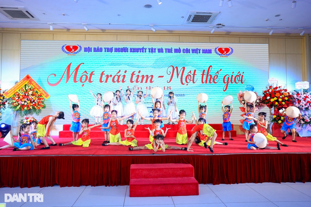 Tiếp nhận hơn 30 tỷ đồng hỗ trợ người khuyết tật và trẻ mồ côi - 1 Tiếp nhận hơn 30 tỷ đồng hỗ trợ người khuyết tật và trẻ mồ côi - 1