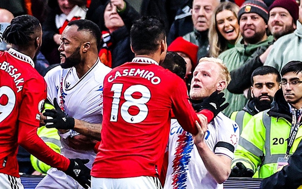 Bruno Fernandes bị bóp cổ, cổ động viên Man Utd nổi điên với trọng tài - 2 Bruno Fernandes bị bóp cổ, cổ động viên Man Utd nổi điên với trọng tài - 2