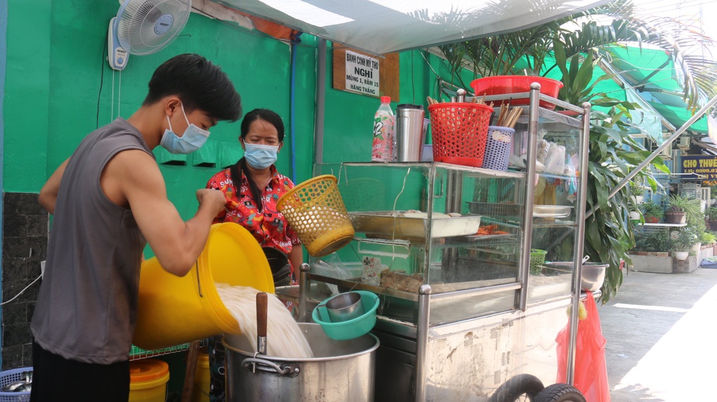 Chủ quán bánh canh bán vì đam mê, quyết giữ giá 10.000 đồng/tô - 2 Chủ quán bánh canh bán vì đam mê, quyết giữ giá 10.000 đồng/tô - 2