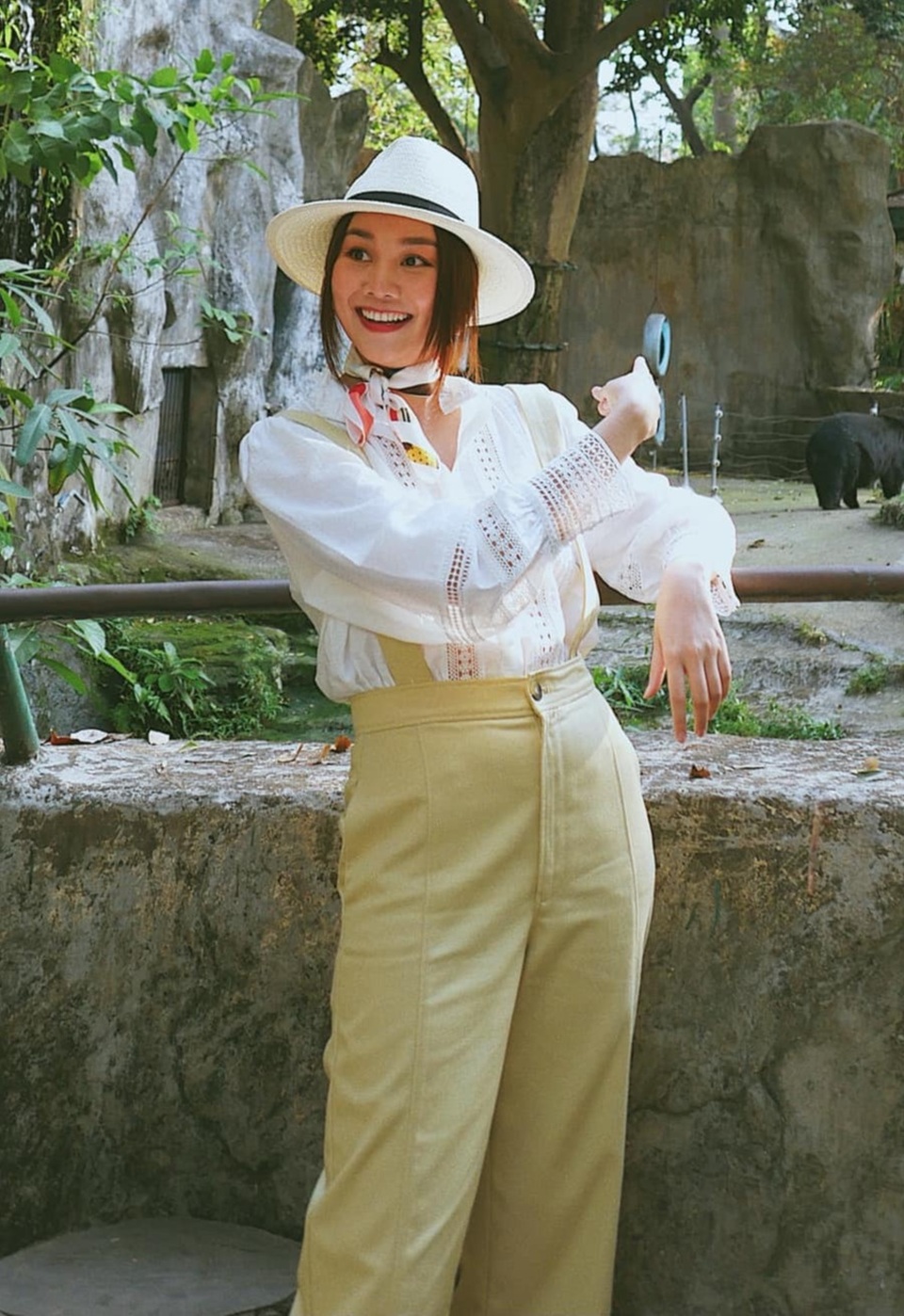 Trần Tiểu Vy, Lương Thùy Linh diện đồ gợi cảm hút ánh nhìn - 10 Trần Tiểu Vy, Lương Thùy Linh diện đồ gợi cảm hút ánh nhìn - 10
