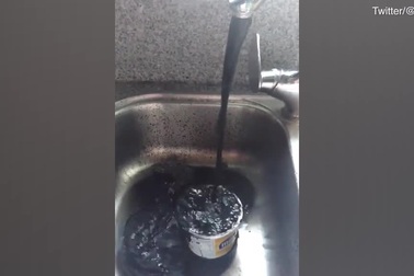 Nước sinh hoạt ở Venezuela đen sì vì nghi bị nhiễm dầu thô