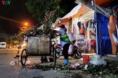 Nhọc nhằn nghề lao công mùa dịch