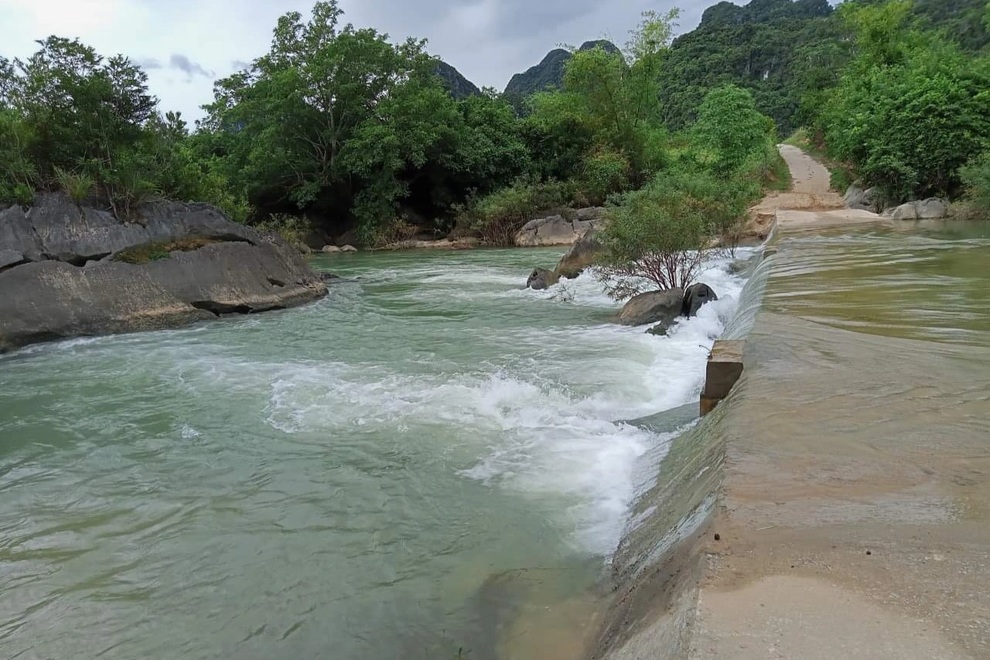 2 người bị nước cuốn thoát chết nhờ sự dũng cảm của chàng trai đánh cá - 1 2 người bị nước cuốn thoát chết nhờ sự dũng cảm của chàng trai đánh cá - 1