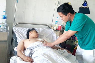 Nín thở khoảnh khắc xử lý vết thương, cứu trái tim ngừng đập