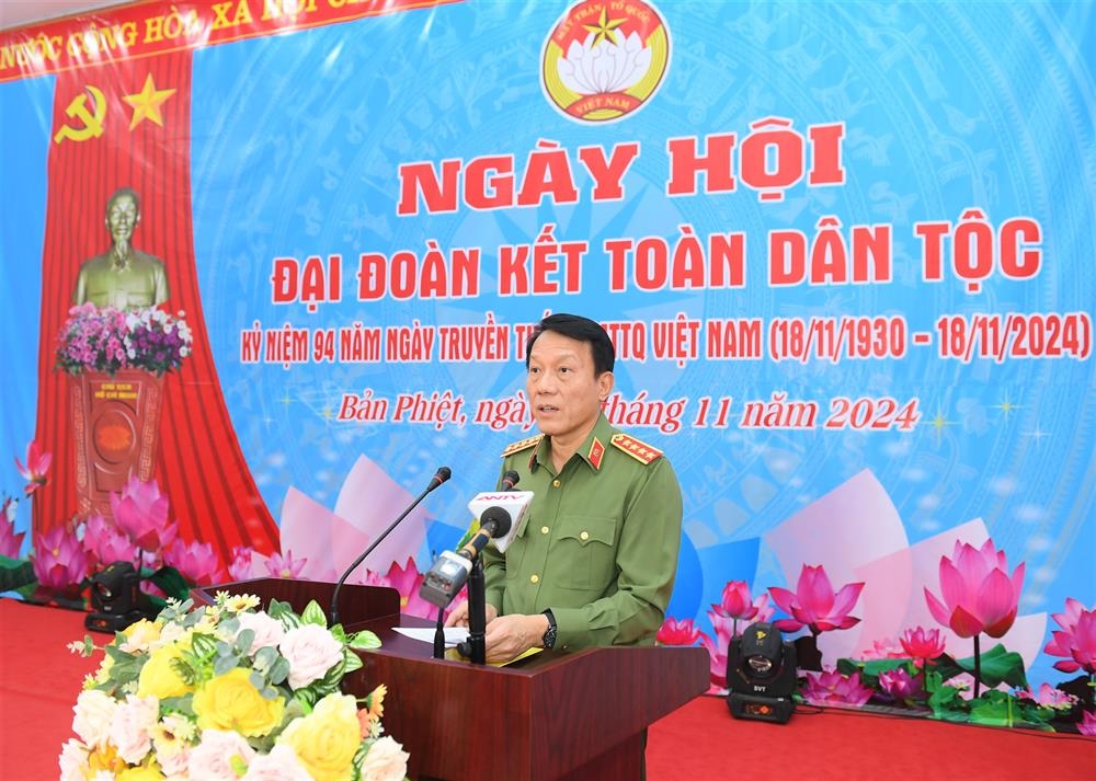 El general Luong Tam Quang asiste al Día de la Gran Unidad Nacional en Lao Cai - 2 Đại tướng Lương Tam Quang dự Ngày hội Đại đoàn kết toàn dân tộc ở Lào Cai - 2