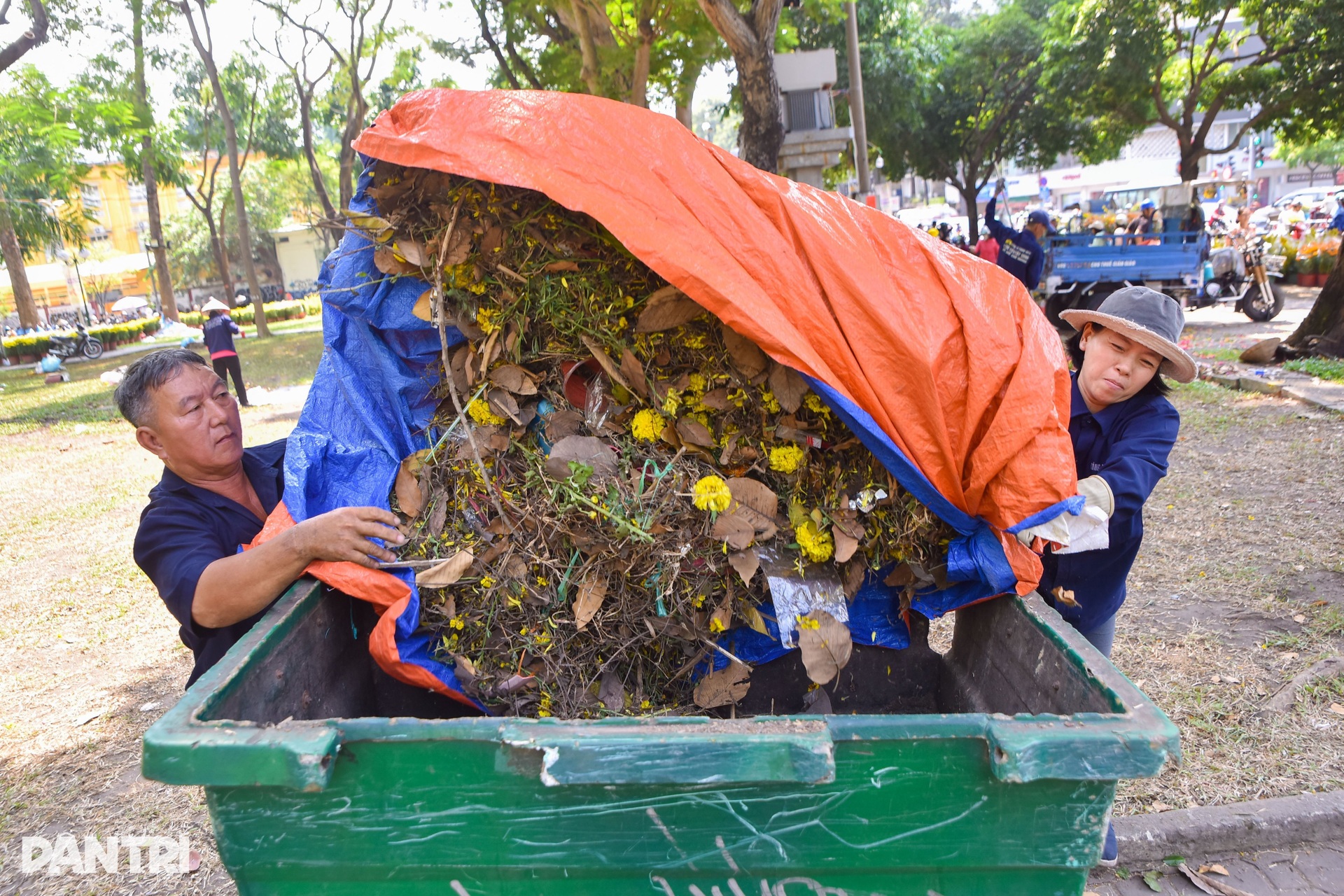 Người dân TPHCM mua cả xe hoa với giá 200.000 đồng trong ngày 30 Tết - 7 Người dân TPHCM mua cả xe hoa với giá 200.000 đồng trong ngày 30 Tết - 7