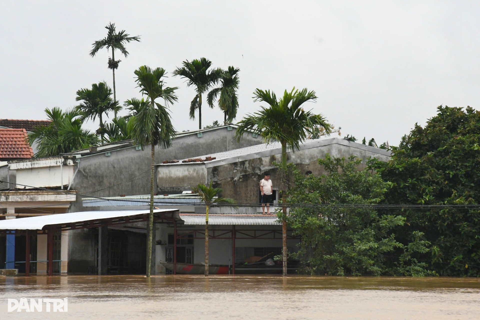 Bộ đội vượt lũ cứu người phụ nữ suy kiệt vì 4 ngày chưa được chạy thận - 2 Bộ đội vượt lũ cứu người phụ nữ suy kiệt vì 4 ngày chưa được chạy thận - 2