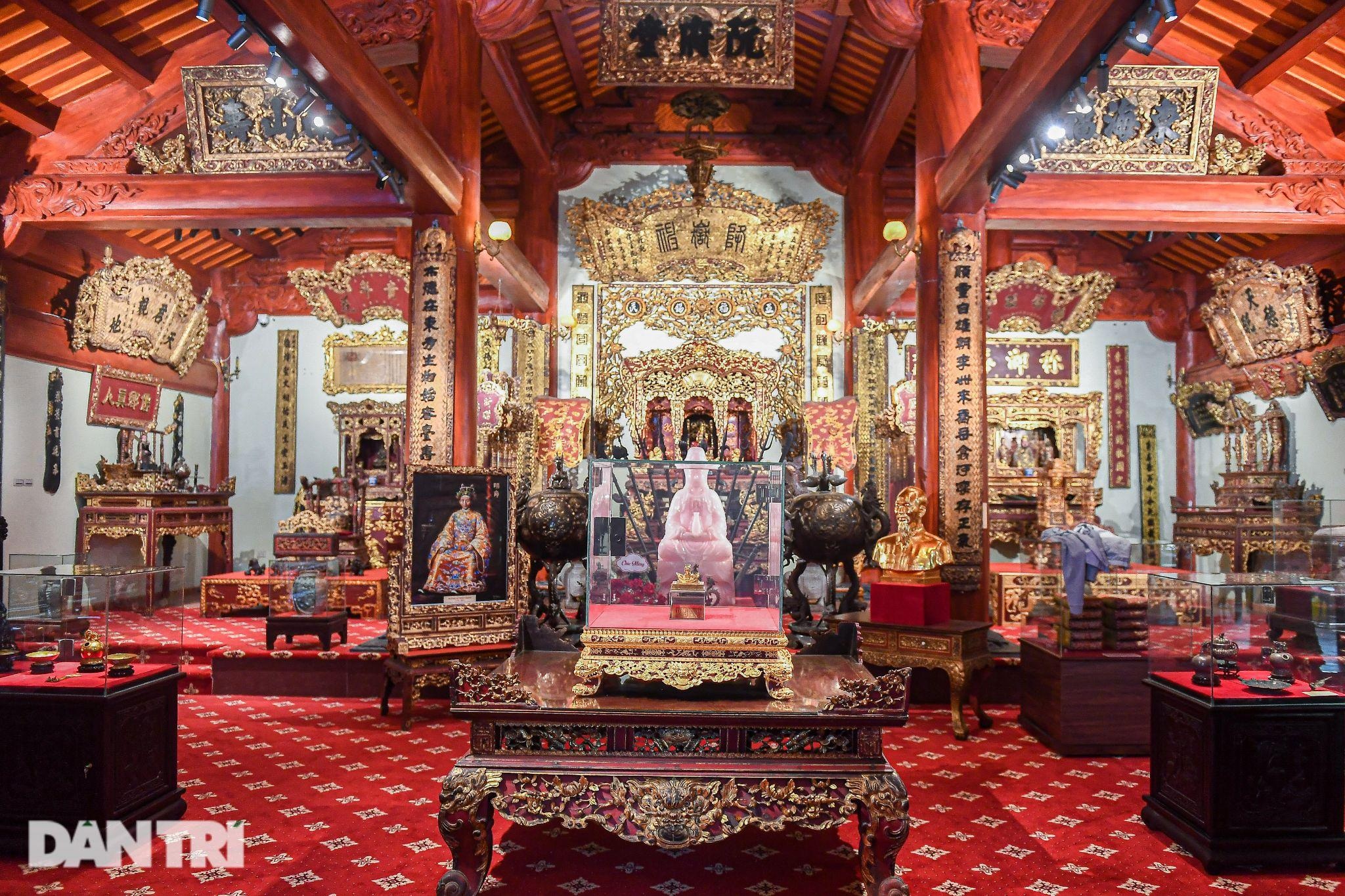 ត្រាមាសរបស់អធិរាជត្រឡប់មកផ្ទះវិញ ដោយមានឆ្មាំ ៤-៥ នាក់ ប្រចាំការទាំងយប់ទាំងថ្ងៃ - ១ Ấn vàng Hoàng đế chi bảo hồi hương, có 4-5 bảo vệ túc trực ngày đêm - 1