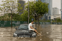 Chủ xe sang dở khóc dở cười khi chết máy giữa mưa ngập ở Hà Nội