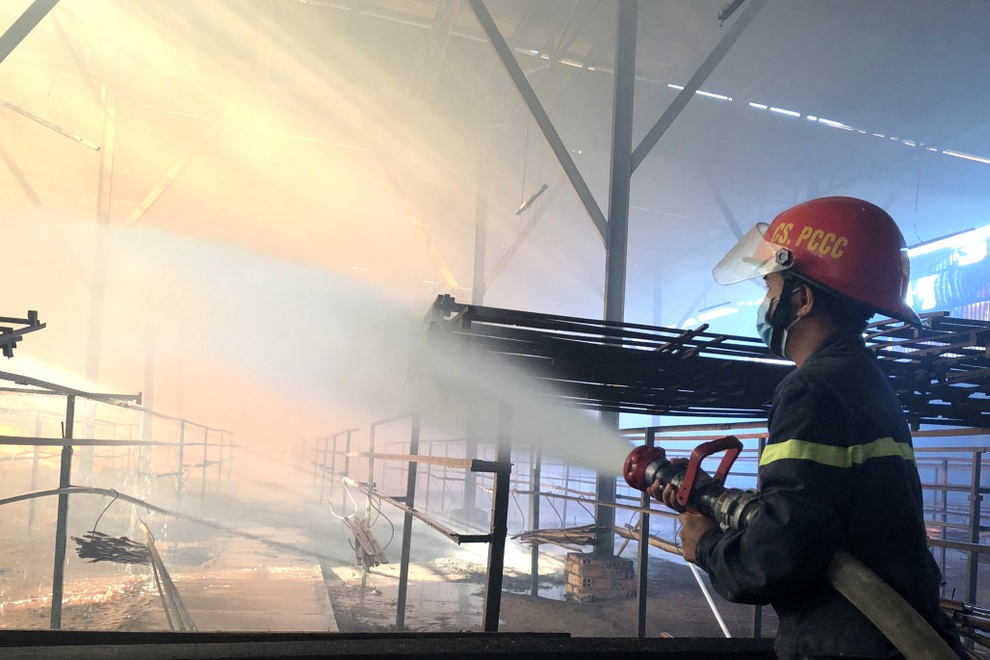 Bà hỏa ghé thăm lúc sáng sớm, xưởng sản xuất nhang bị thiêu rụi - 1 Bà hỏa ghé thăm lúc sáng sớm, xưởng sản xuất nhang bị thiêu rụi - 1