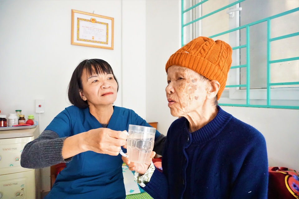 Nữ hộ lý gần 20 năm chăm sóc người có công - 3 Nữ hộ lý gần 20 năm chăm sóc người có công - 3