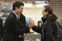 Thủ tướng đắc cử Canada bất ngờ tới ga tàu bắt tay người dân