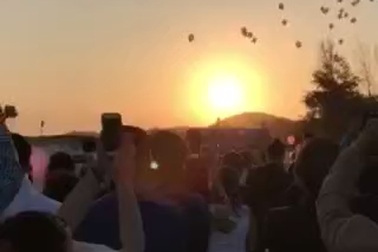 Khung cảnh tuyệt đẹp trong hôn lễ lúc hoàng hôn