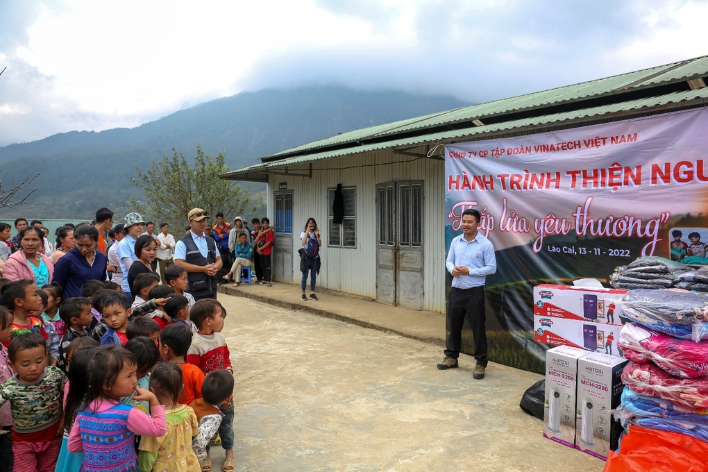 Vinatech Group - Thắp lửa yêu thương cùng học sinh vùng cao - 3 Vinatech Group - Thắp lửa yêu thương cùng học sinh vùng cao - 3