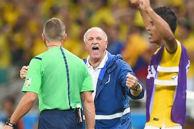 HLV Scolari cho cầu thủ Brazil xem tạp chí khiêu dâm tại World Cup 2002?