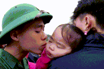 Nụ hôn yêu thương của người lính trẻ dành cho con gái lúc lên đường