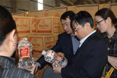 Vụ 4 người tử vong do rượu: Tạm đóng cửa công ty sản xuất