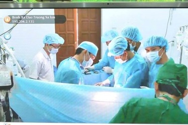 Điều máy bay ra Trường Sa cứu bệnh nhân bị đứt tụy