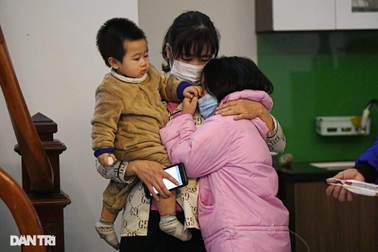 Học sinh trường Xuân Phương trở về nhà sau cách ly: "Con nhớ mẹ và em..."