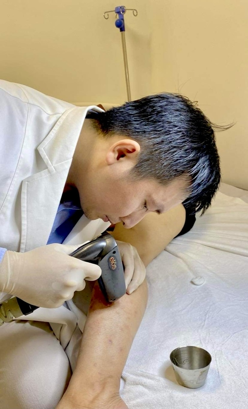 Hà Nội: Bóng đập vào chỗ hiểm, người đàn ông suýt mất chân - 1 Hà Nội: Bóng đập vào chỗ hiểm, người đàn ông suýt mất chân - 1