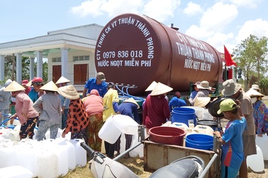 Xe cứu hộ chở nước ngọt miễn phí “giải khát” cho vùng hạn mặn