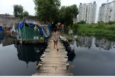 Bắt ốc, đánh cá... ở xóm miền Tây giữa lòng Sài Gòn