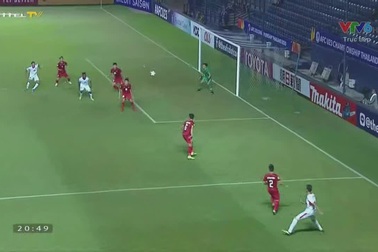 Al-Naimat đánh đầu đưa bóng đi chệch cột dọc khung thành U23 Việt Nam ở phút 33