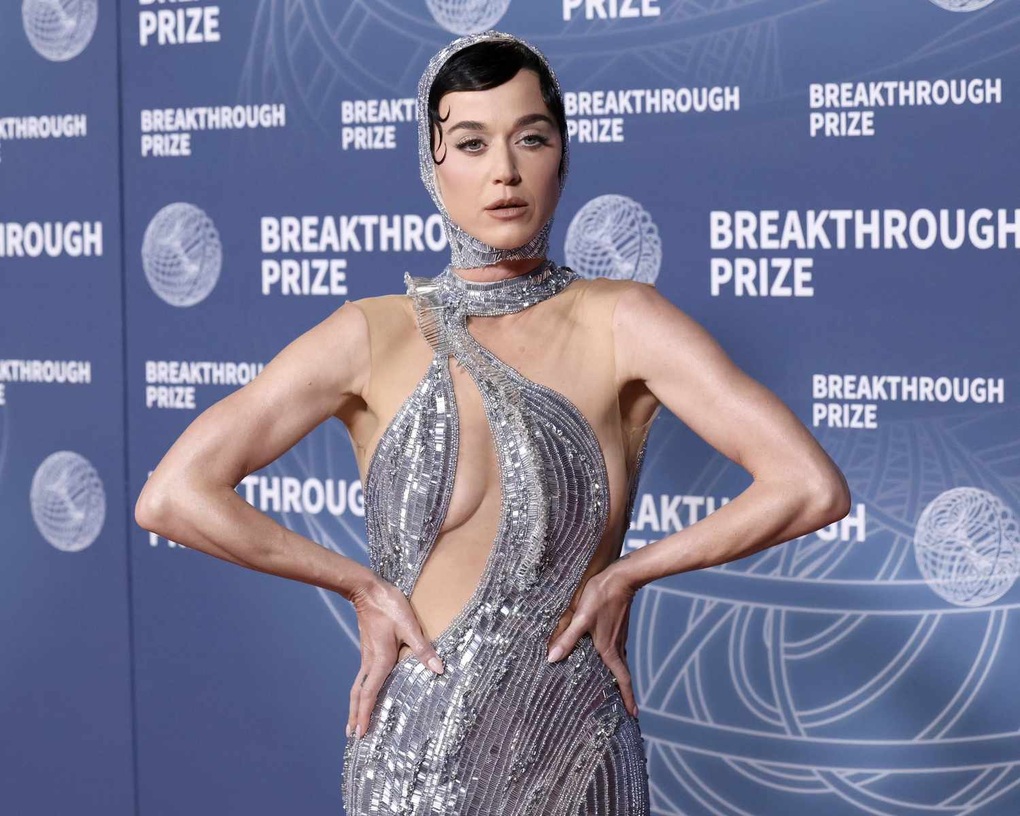 Hình ảnh Katy Perry đi chùa, thành tâm khấn vái gây sốt mạng - 3