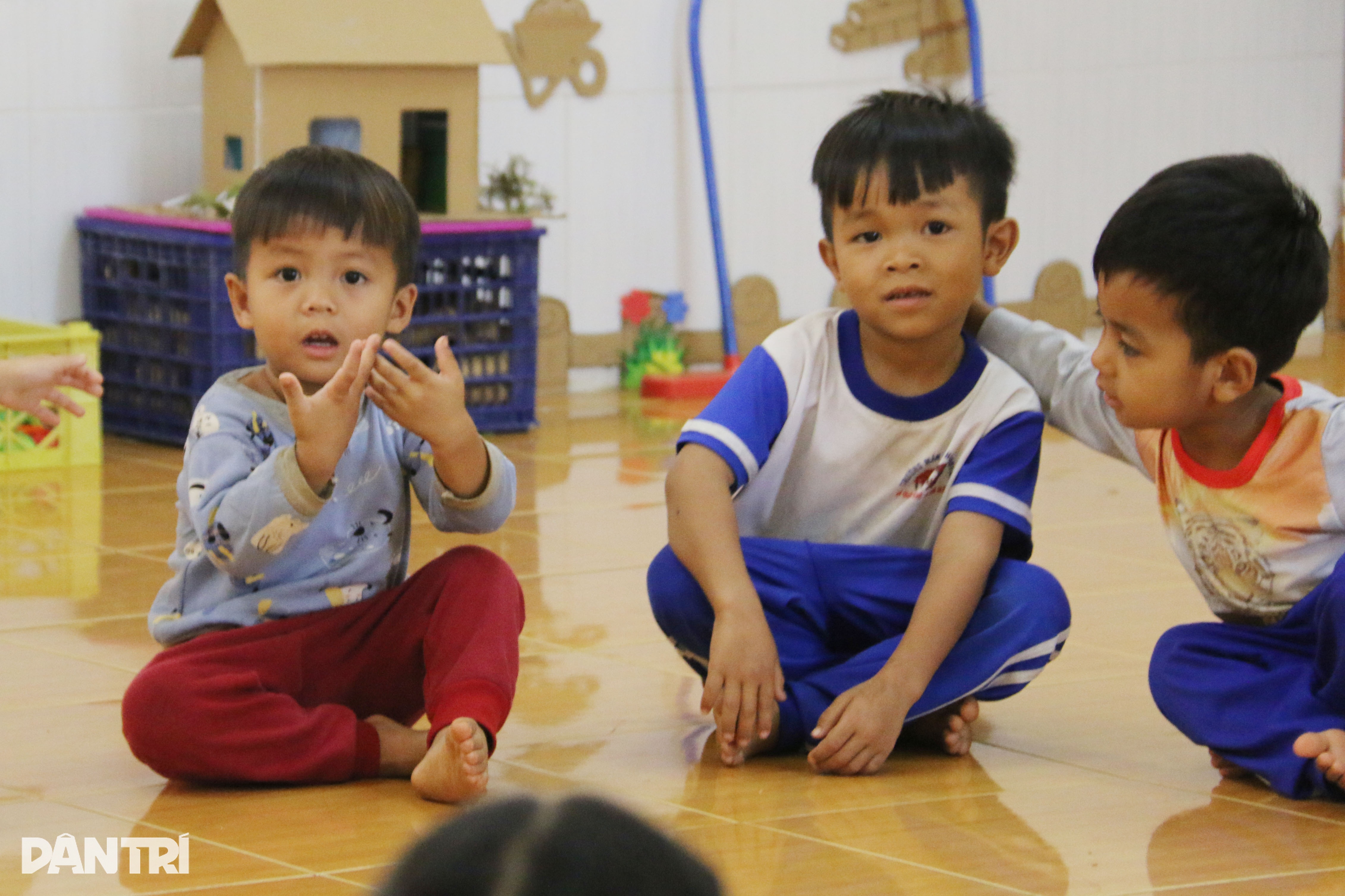 Ebeveynler geride kaldı, 3 çocuk büyükanne ve büyükbabalarıyla yaşıyor - 4 Bố mẹ bỏ đi, 3 đứa trẻ lay lắt sống cùng ông bà ngoại - 4