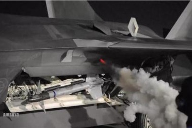 Mỹ chi 6,9 tỉ USD để F-22 mang tên lửa đối không