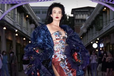 Siêu mẫu Thi Thi Phạm trình catwalk cùng dàn người mẫu Thái Lan