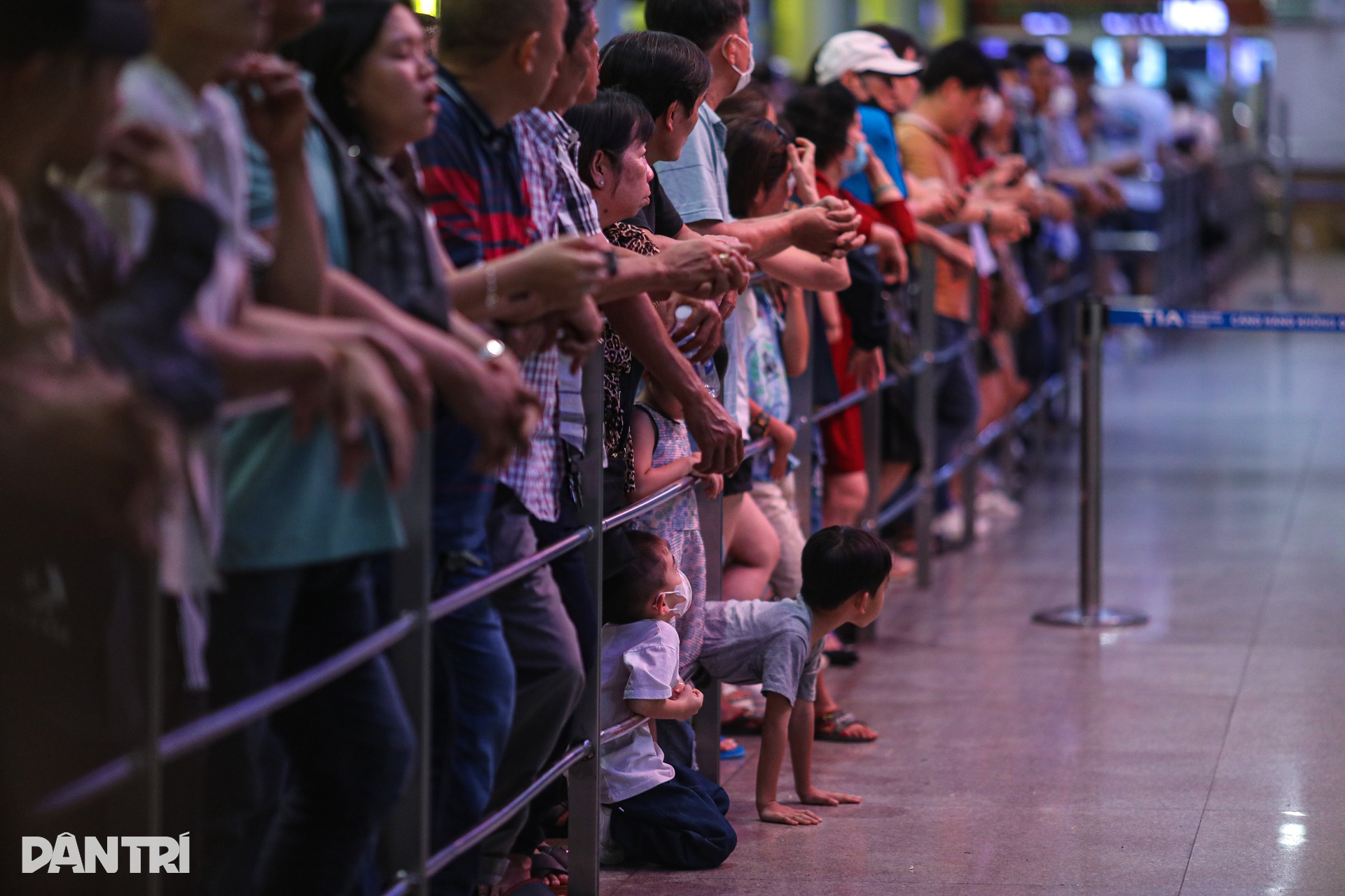 Sân bay Tân Sơn Nhất chật ních người vào giữa đêm - 8