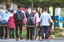 Dừng ngay việc soát cặp, người của hơn 2.000 học sinh trước khi vào trường